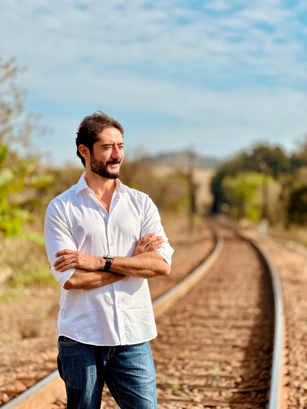 Gabriel Azevedo, candidato ao Governo de Minas Gerais, em uma linha de trem